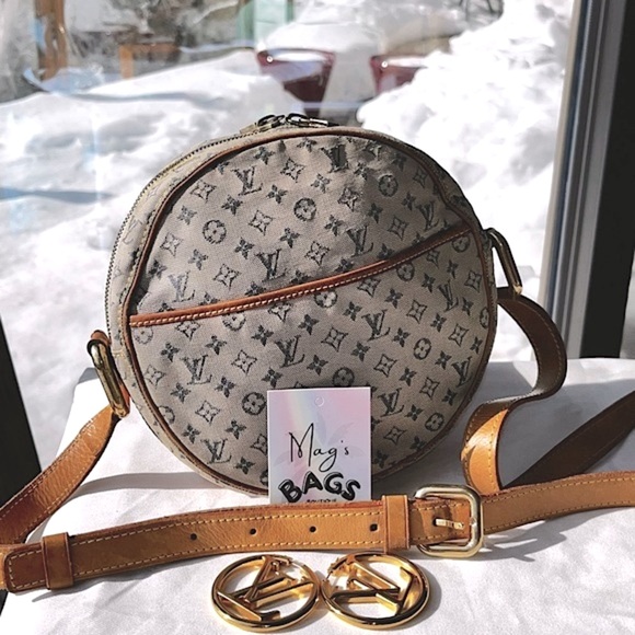 Louis Vuitton: Round Monogram LV Mini Crossbody Bag (seen on Ariana Grande) - Picture 4 of 17